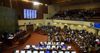 Comisión de Constitución aprueba en general rebaja de dieta y número de Parlamentarios