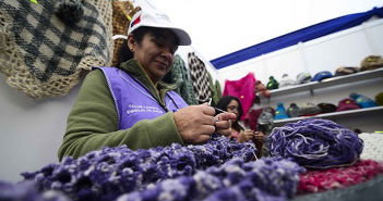 Mujeres extranjeras participan más que las chilenas en el mercado laboral