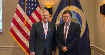 Ministro Valenzuela se reúne con secretario de Agricultura de EE.UU para acelerar puesta en marcha del “systems approach” para la uva de mesa