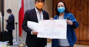 Senadores FRVS pidieron a Comisión de Constitución poner urgencia a proyecto de reforma que busca reponer el voto obligatorio