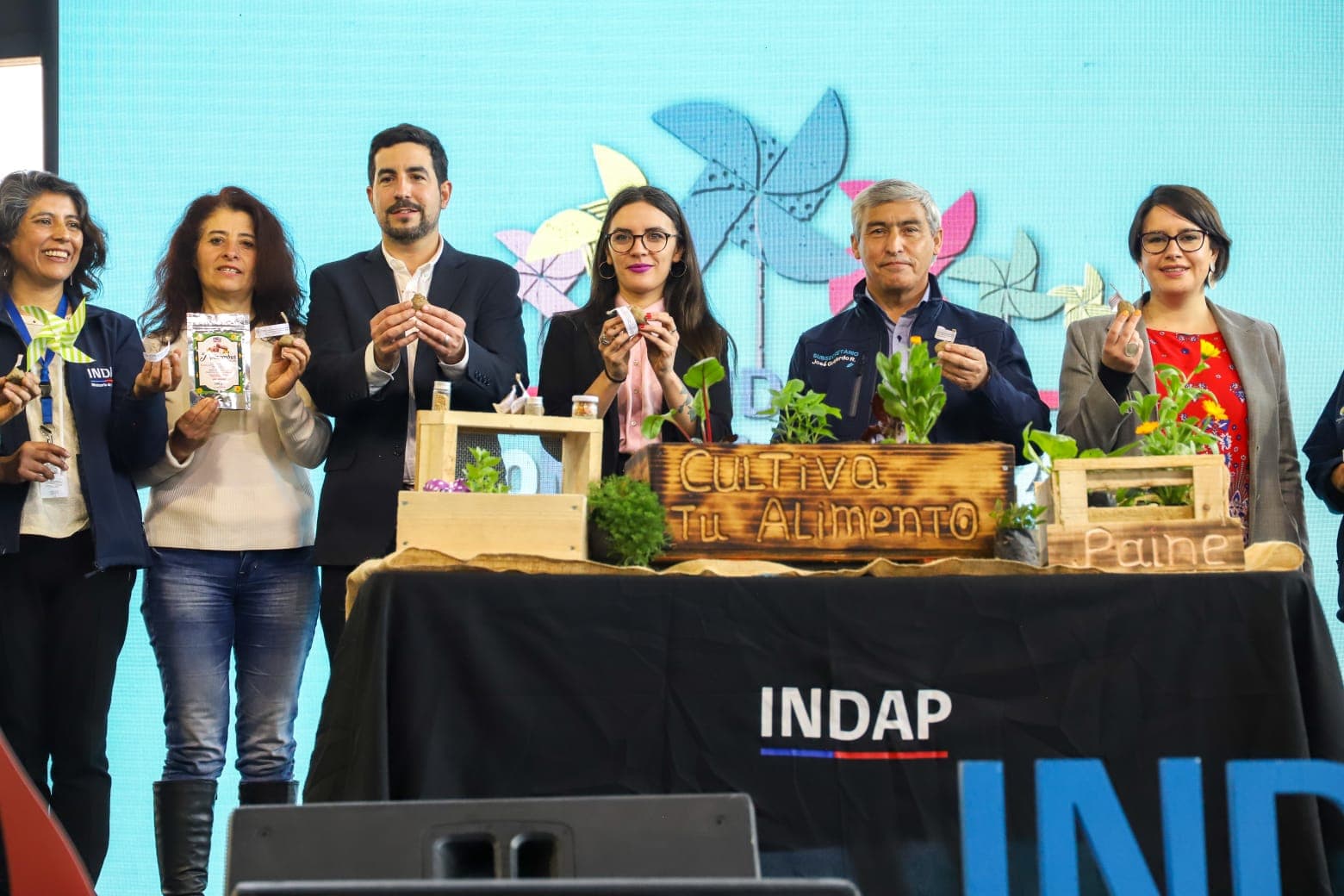 El campo llegó a la ciudad con siembra simbólica y charquicanazo se