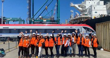 Mujeres ferroviarias reciben el tren más rápido de Sudamérica