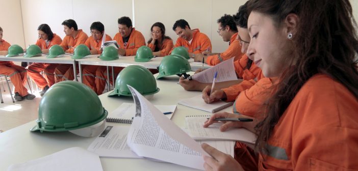 Universidades ofrecerán cupos adicionales en 2024 para mujeres en carreras STEM